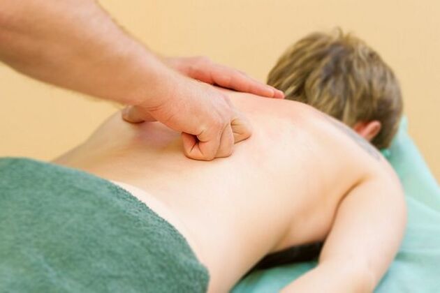 Nach der Untersuchung verschreiben Spezialisten eine spezielle Massage zur Behandlung der thorakalen Osteochondrose.